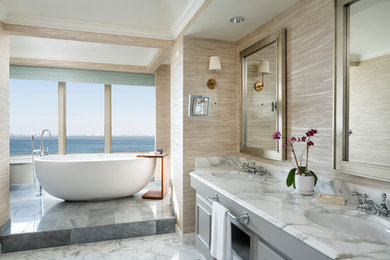 タンパにあるビーチスタイルのおしゃれな浴室 (置き型浴槽) の写真