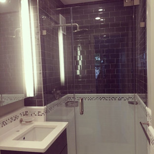 Ispirazione per una piccola stanza da bagno padronale classica con lavabo sottopiano, ante lisce, ante in legno bruno, top in quarzo composito, doccia alcova, WC a due pezzi, piastrelle verdi, piastrelle di vetro, pareti grigie e pavimento con piastrelle in ceramica