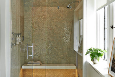 ニューヨークにあるコンテンポラリースタイルのおしゃれな浴室 (アルコーブ型シャワー、モザイクタイル、白い壁、開き戸のシャワー) の写真
