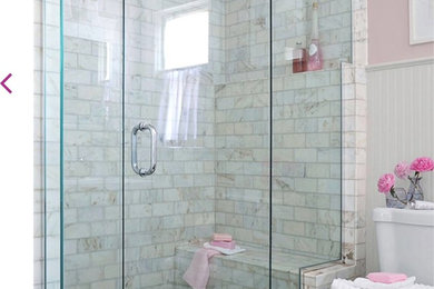 Esempio di una piccola stanza da bagno con doccia design con doccia alcova, piastrelle grigie, piastrelle bianche, piastrelle diamantate, pareti rosa e porta doccia a battente