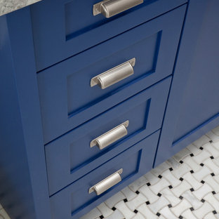 Foto di una stanza da bagno country con lavabo sottopiano, ante in stile shaker, ante blu, top in marmo, piastrelle bianche, piastrelle in pietra, pareti bianche e pavimento con piastrelle a mosaico