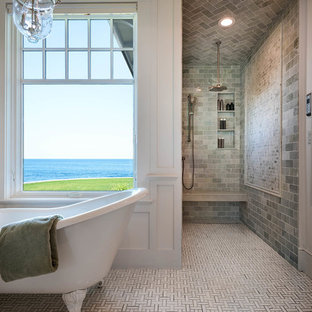 Imagen de cuarto de baño principal, tradicional, de tamaño medio, con armarios estilo shaker, puertas de armario blancas, bañera con patas, ducha abierta, baldosas y/o azulejos grises, baldosas y/o azulejos de piedra, paredes blancas, suelo de baldosas de cerámica, encimera de mármol y ducha abierta