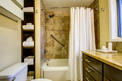 Inspiration pour une petite salle de bain en bois foncé avec un lavabo encastré, un placard avec porte à panneau encastré, une baignoire en alcôve, un carrelage beige, des carreaux de céramique, un mur jaune et un sol en carrelage de céramique.