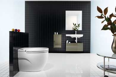 Diseño de cuarto de baño minimalista con sanitario de pared, baldosas y/o azulejos blancas y negros y lavabo suspendido