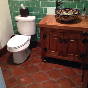 Idee per una stanza da bagno con doccia mediterranea di medie dimensioni con consolle stile comò, ante in legno bruno, WC a due pezzi, piastrelle verdi, piastrelle in ceramica, pareti bianche, pavimento in terracotta, lavabo a bacinella, top in rame, pavimento arancione e top marrone