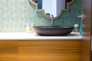 Diseño de cuarto de baño bohemio pequeño con puertas de armario de madera clara y aseo y ducha