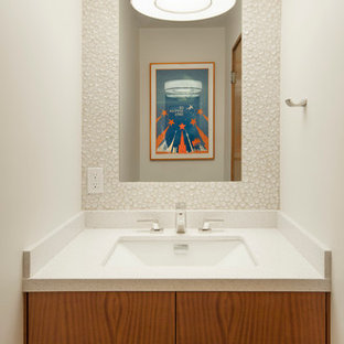 Mittelgroßes Mid-Century Duschbad mit flächenbündigen Schrankfronten, hellbraunen Holzschränken, Wandtoilette mit Spülkasten, weißen Fliesen, Glasfliesen, weißer Wandfarbe, Betonboden und Unterbauwaschbecken in Los Angeles