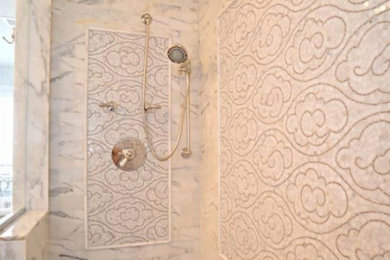 フィラデルフィアにある中くらいなトラディショナルスタイルのおしゃれなマスターバスルーム (コーナー設置型シャワー、グレーのタイル、白い壁、濃色無垢フローリング) の写真