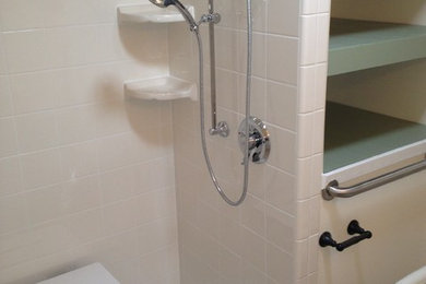 Foto de cuarto de baño principal clásico extra grande con ducha a ras de suelo y baldosas y/o azulejos beige