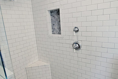 Ejemplo de cuarto de baño principal tradicional grande con baldosas y/o azulejos blancos y baldosas y/o azulejos de cemento