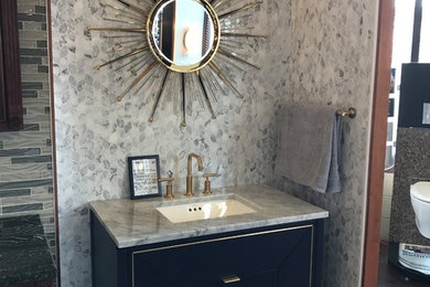 Ejemplo de cuarto de baño clásico renovado de tamaño medio con puertas de armario azules, baldosas y/o azulejos blancas y negros, baldosas y/o azulejos de mármol y encimera de mármol