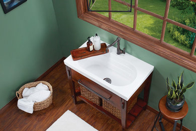Diseño de cuarto de baño principal tradicional pequeño con armarios abiertos y lavabo bajoencimera