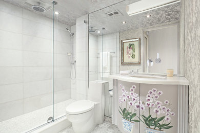 Foto på ett mellanstort vintage badrum med dusch, med möbel-liknande, grå skåp, en dusch i en alkov, en toalettstol med hel cisternkåpa, vit kakel, stenkakel, grå väggar, mosaikgolv, ett undermonterad handfat och marmorbänkskiva
