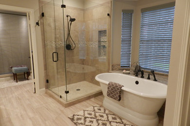 ヒューストンにあるトランジショナルスタイルのおしゃれな浴室 (置き型浴槽、オーバーカウンターシンク) の写真