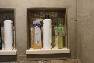 デンバーにある小さなトラディショナルスタイルのおしゃれなマスターバスルーム (茶色いタイル、石タイル、開き戸のシャワー) の写真
