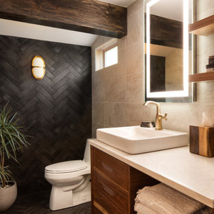 Inspiration för ett litet funkis vit vitt en-suite badrum, med släta luckor, skåp i mellenmörkt trä, ett fristående badkar, en öppen dusch, en toalettstol med hel cisternkåpa, beige kakel, keramikplattor, svarta väggar, klinkergolv i keramik, ett fristående handfat, bänkskiva i kvartsit, svart golv och med dusch som är öppen