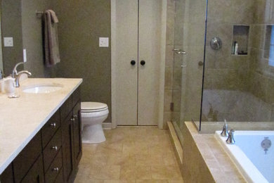 Diseño de cuarto de baño tradicional de tamaño medio con puertas de armario de madera en tonos medios, bañera esquinera, ducha esquinera, sanitario de dos piezas, paredes marrones y ducha con puerta con bisagras