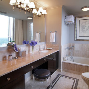 Modernes Badezimmer mit Mosaikfliesen in Houston