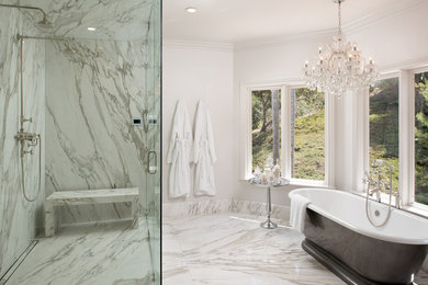 Réalisation d'une grande salle de bain principale tradition avec une baignoire indépendante, une douche double, un carrelage blanc et un sol en marbre.