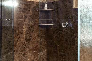 Ejemplo de cuarto de baño clásico con encimera de mármol, ducha doble, baldosas y/o azulejos marrones y baldosas y/o azulejos de piedra