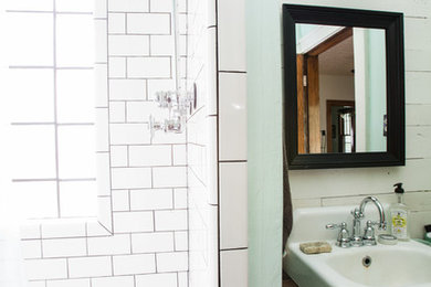 コロンバスにあるエクレクティックスタイルのおしゃれな浴室の写真