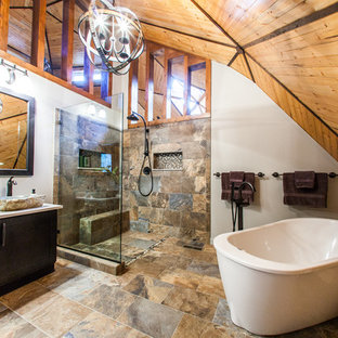 Foto på ett mellanstort rustikt en-suite badrum, med ett fristående handfat, skåp i shakerstil, bänkskiva i kvarts, ett fristående badkar, en öppen dusch, en toalettstol med hel cisternkåpa, flerfärgad kakel, porslinskakel, grå väggar, klinkergolv i porslin, skåp i mörkt trä, flerfärgat golv och med dusch som är öppen