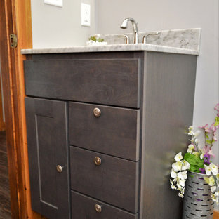 Ejemplo de cuarto de baño con ducha, único y de pie, rural, pequeño, con armarios estilo shaker, puertas de armario grises, paredes azules, suelo laminado, lavabo integrado, encimera de granito, suelo marrón y encimeras grises
