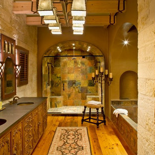 Foto di una stanza da bagno stile americano con lavabo sottopiano e piastrelle in ardesia