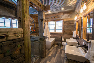 Foto de cuarto de baño principal rural grande con ducha abierta y encimera de madera