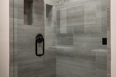 サクラメントにあるラスティックスタイルのおしゃれな浴室の写真