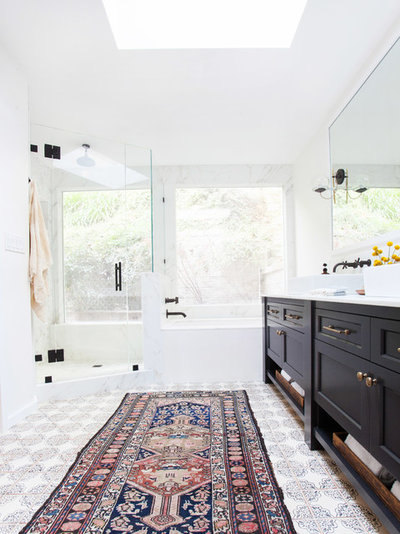 トランジショナル 浴室 by Amber Interiors