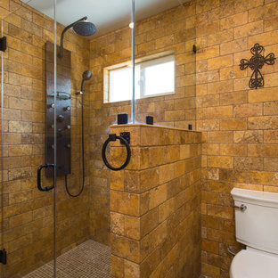 Inspiration för mellanstora amerikanska en-suite badrum, med möbel-liknande, skåp i slitet trä, en kantlös dusch, en toalettstol med separat cisternkåpa, gul kakel, travertinkakel, beige väggar, travertin golv, ett fristående handfat, träbänkskiva, beiget golv och dusch med gångjärnsdörr