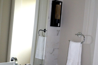 Imagen de cuarto de baño tradicional renovado con armarios estilo shaker, puertas de armario blancas, baldosas y/o azulejos blancas y negros, baldosas y/o azulejos de porcelana, paredes grises, aseo y ducha, lavabo sobreencimera, encimera de cuarzo compacto y encimeras grises