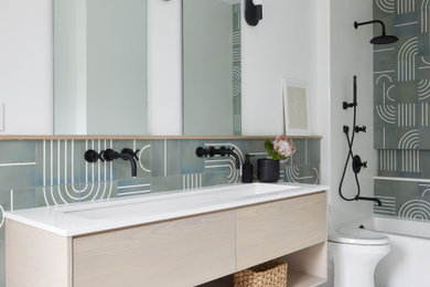 Inspiration pour une salle de bain design en bois clair avec un placard à porte plane, une baignoire en alcôve, un carrelage vert, un mur blanc, une grande vasque, un sol gris, un plan de toilette blanc, meuble double vasque et meuble-lavabo suspendu.