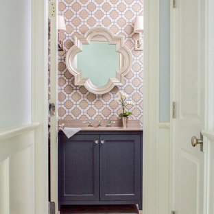 Idéer för ett mellanstort shabby chic-inspirerat badrum med dusch, med luckor med infälld panel, svarta skåp, rosa väggar och ett undermonterad handfat