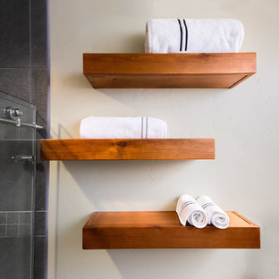 Kleines Industrial Badezimmer mit Schrankfronten im Shaker-Stil, hellbraunen Holzschränken, grauen Fliesen, Porzellanfliesen, grauer Wandfarbe, Kiesel-Bodenfliesen, Unterbauwaschbecken und Speckstein-Waschbecken/Waschtisch in Boise