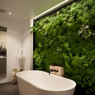 Ispirazione per una stanza da bagno minimal con vasca freestanding e pareti verdi