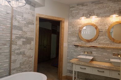 Imagen de cuarto de baño campestre con baldosas y/o azulejos de piedra