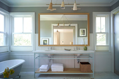 На фото: главная ванная комната среднего размера в современном стиле с открытыми фасадами, светлыми деревянными фасадами, ванной на ножках, душем в нише, серыми стенами, мраморным полом, врезной раковиной и мраморной столешницей с