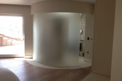 コーンウォールにある高級なコンテンポラリースタイルのおしゃれな浴室の写真