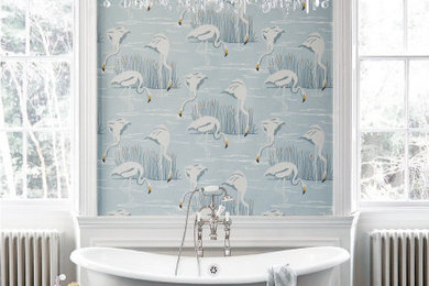 Diseño de cuarto de baño tradicional con bañera exenta, paredes azules, suelo de madera oscura y panelado