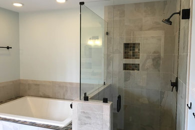 Diseño de cuarto de baño tradicional de tamaño medio