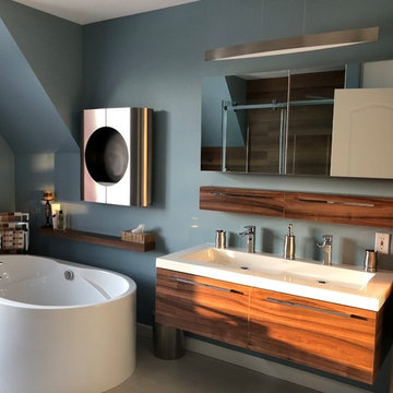Salle de bain habillée de noyer et d'acrylique
