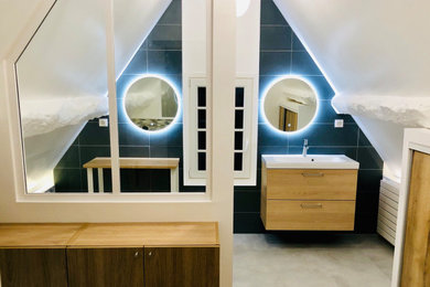 Idée de décoration pour une grande salle de bain principale minimaliste en bois clair avec un placard à porte plane, un carrelage bleu, des carreaux de béton, un mur blanc, carreaux de ciment au sol, une grande vasque, un plan de toilette en bois et un sol gris.