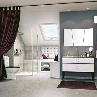 Immagine di una stanza da bagno padronale tradizionale di medie dimensioni con ante bianche, doccia a filo pavimento, WC monopezzo, piastrelle grigie, pareti grigie, lavabo sottopiano, pavimento grigio, porta doccia a battente e top bianco