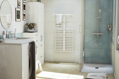 Réalisation d'une salle de bain principale de taille moyenne avec des portes de placard blanches, une douche à l'italienne, un carrelage bleu, des carreaux de céramique, un mur blanc, un sol en carrelage de céramique, un plan vasque, un sol beige et une cabine de douche à porte coulissante.