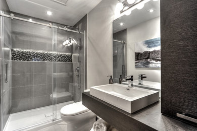 Diseño de cuarto de baño minimalista pequeño con armarios con paneles lisos, puertas de armario de madera en tonos medios y encimera de laminado