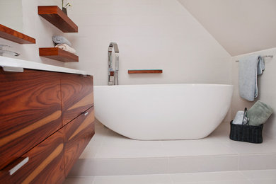 Inspiration for a modern bathroom remodel in Montreal