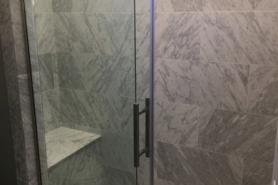 Ejemplo de cuarto de baño tradicional con baldosas y/o azulejos de piedra, paredes grises y suelo de baldosas de cerámica