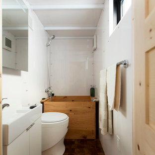 Aménagement d'une petit douche en alcôve principale contemporaine avec un mur blanc, un sol en bois foncé, un placard à porte plane, des portes de placard blanches, un bain japonais, un carrelage blanc, un lavabo intégré, un sol marron et aucune cabine.